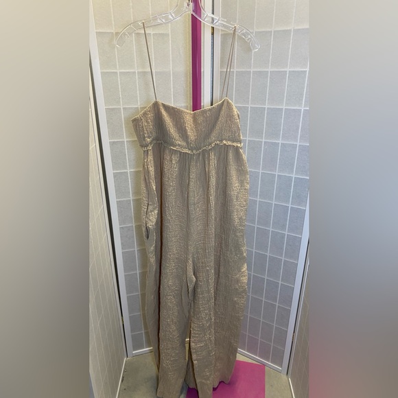 ZARA WOMAN STRUCTURED RUFFLE
WIDD LEG JUMPSUIT - Picture 2 of 10